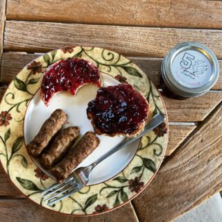 ✨Good morning from Five Oaks Farm✨
Who loves English Muffins???
🙋🏻‍♀️🙋🏻‍♀️🙋🏻‍♀️ We do and nothing pairs better than our Wild Blueberry Jam made by our very own @jheathsmith! If you picked one up at the market Friday, you know what I’m talking about!😉
Call or send us a message and snag yours! Have a Jammin’ Monday!😝
#happymonday #jamminmonday #the5oaksfarm #homemade #knowyourfarmer #farmtotable #welovewhatwedo